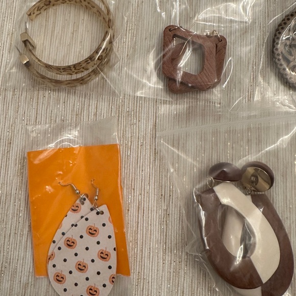 Box of 17 Pairs of Earrings - Picture 7 of 7